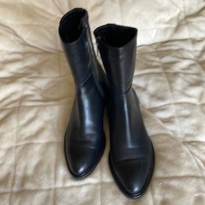 Aquatalia Black Leather heel Ankle Boots with elastic quilt.